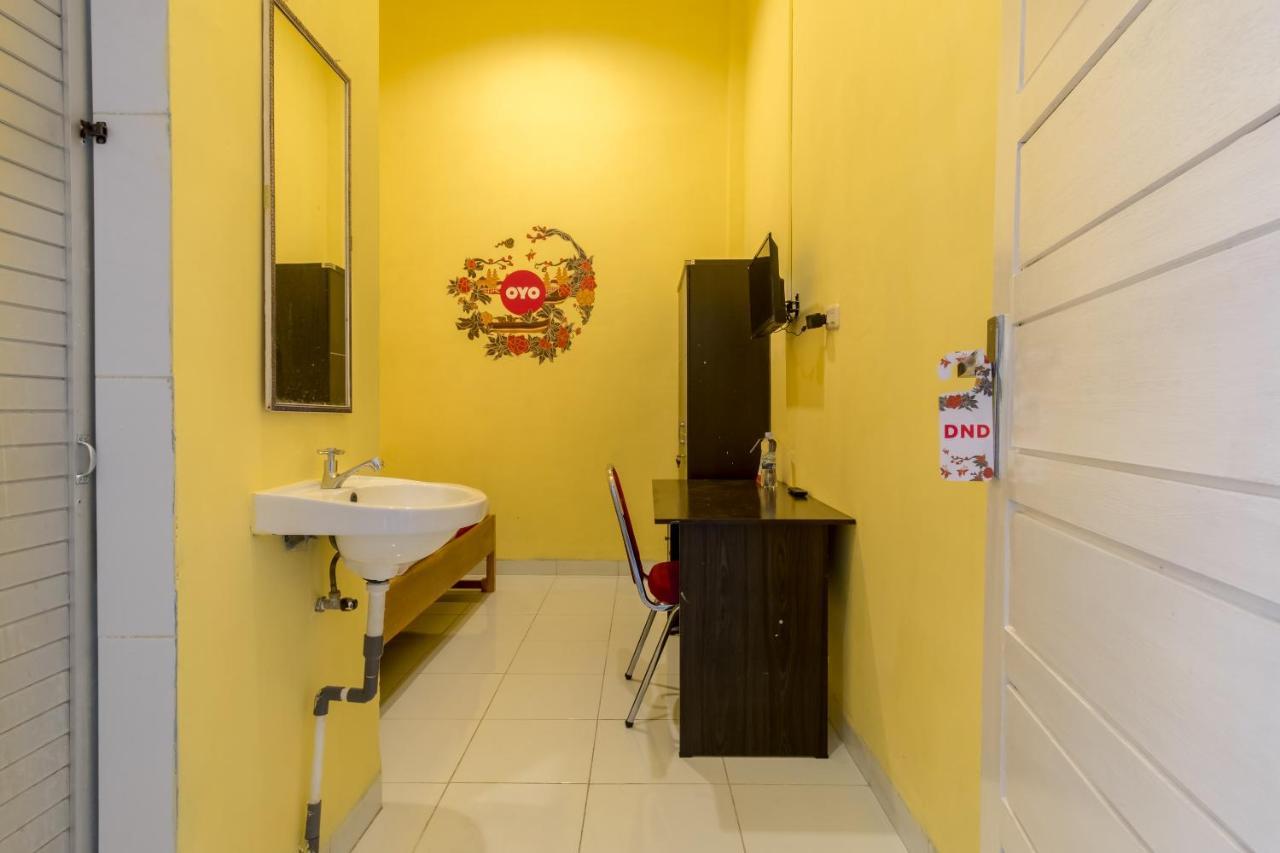 Oyo 447 Hutasimo Residence Medan Exterior foto